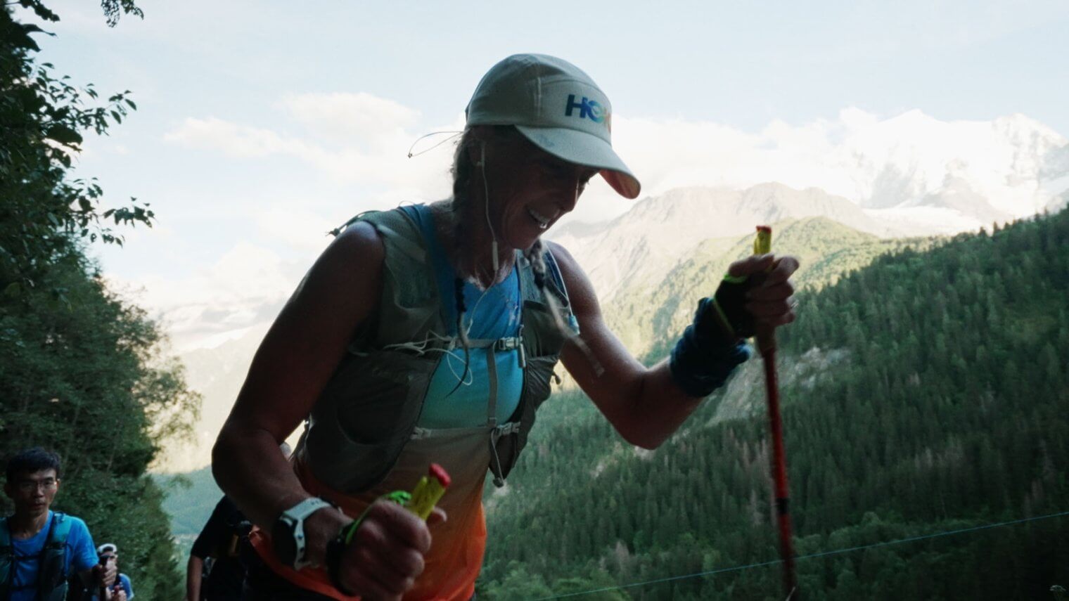 Không chỉ chạy bộ, Amy Winters còn tham gia leo núi trong chuỗi hoạt động của UTMB